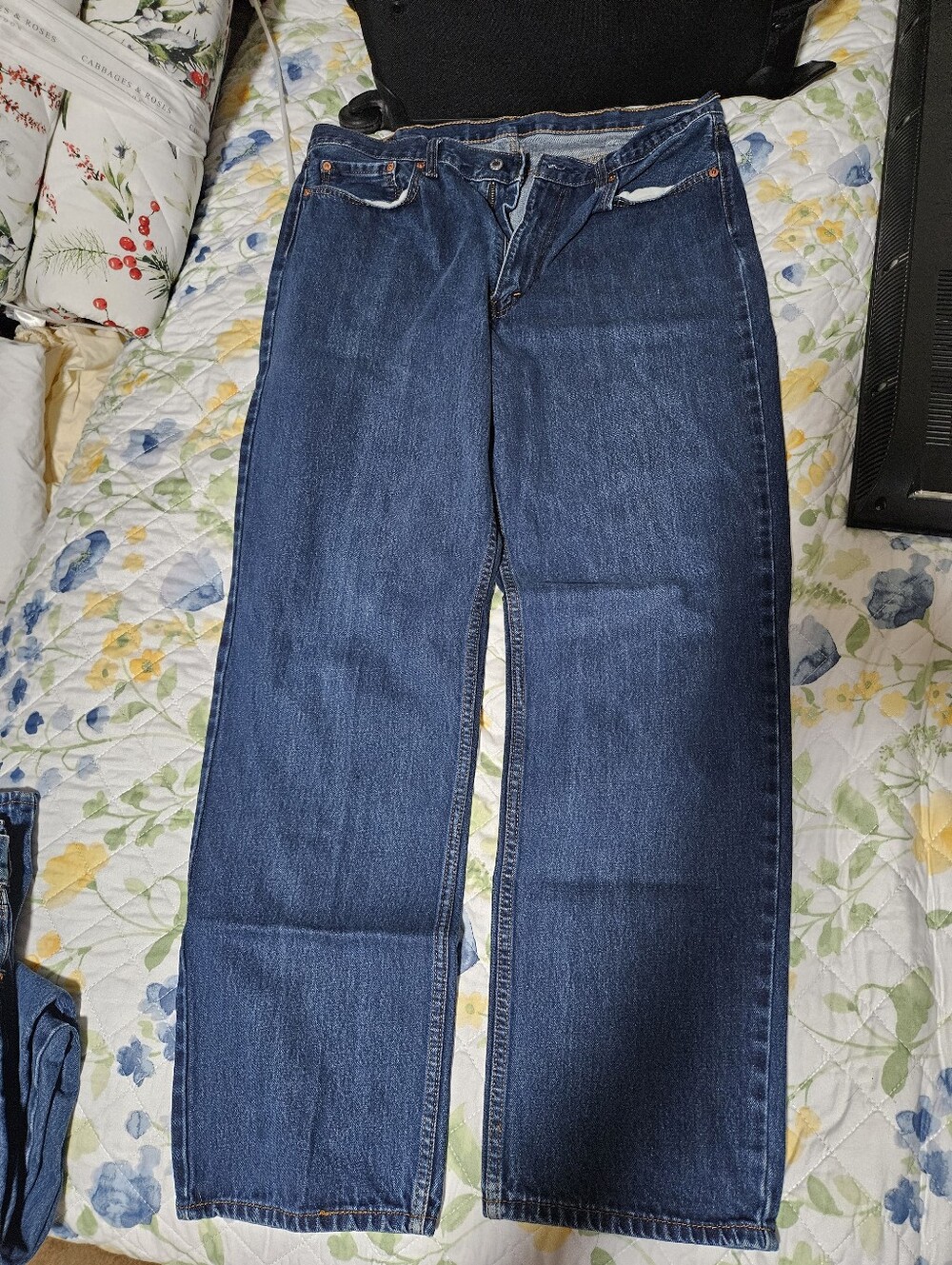 Mens Levi Blue Jeans Style 550 Size 38x34